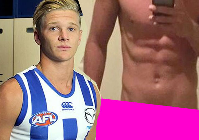 Pillado desnudo el futbolista australiano Corey Wagner