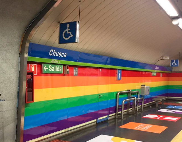 El metro de Chueca se quedará con la bandera arcoíris