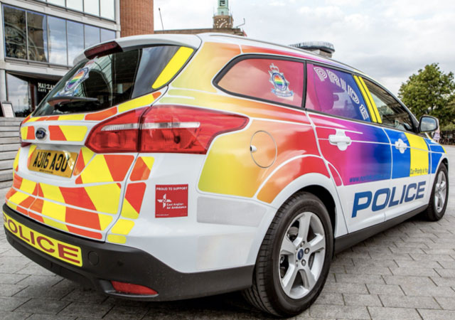 Llega el coche patrulla gay a Reino Unido