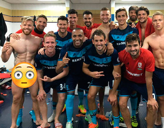 Futbolistas desnudos: el descuido de Adam Forshaw en una foto de su equipo.