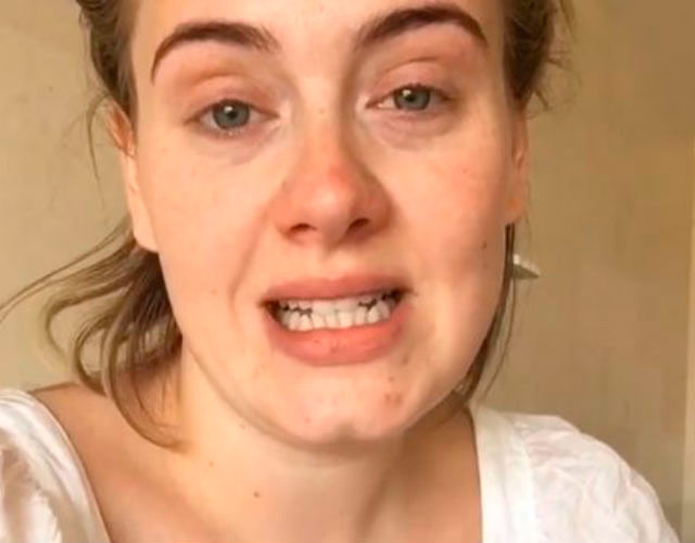 Adele llorando sin maquillaje