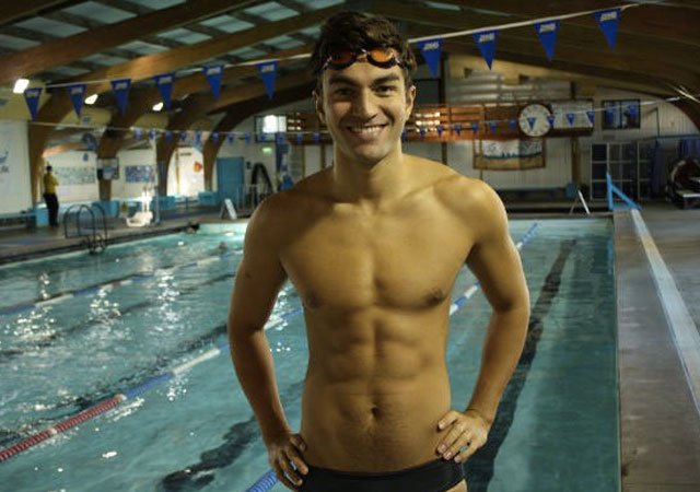 El nadador gay Amini Fonua se desnuda contra los homófobos