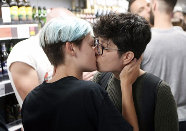 Monumental besada gay en un local homófobo en Reino Unido