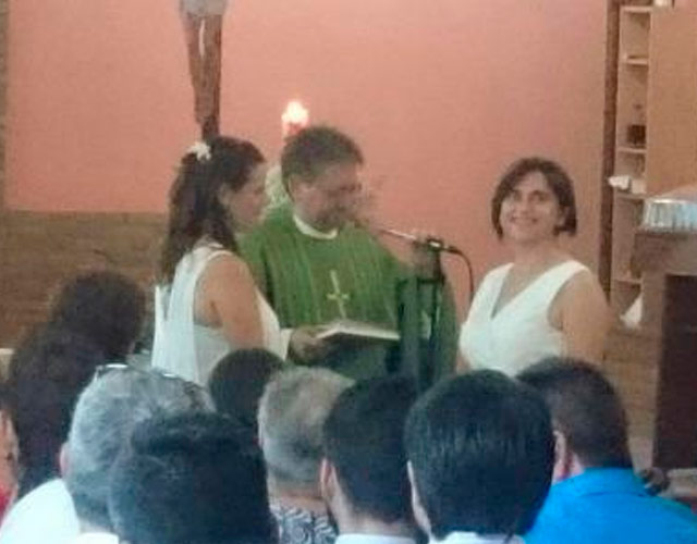 Un cura bendice la boda entre dos lesbianas en Castellón