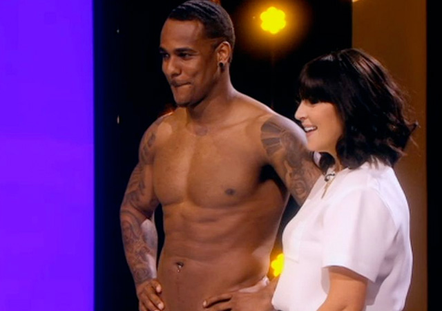 El DJ Darryl Williams desnudo enseñando su pene en 'The Naked Attraction'