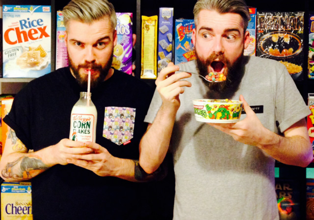 Uno de los gemelos gays de la tienda de cereales es homófobo