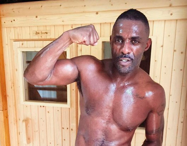 Idris Elba desnudo en una sauna