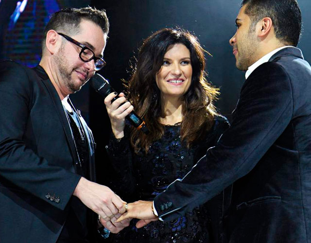 Laura Pausini casa a una pareja gay en un concierto