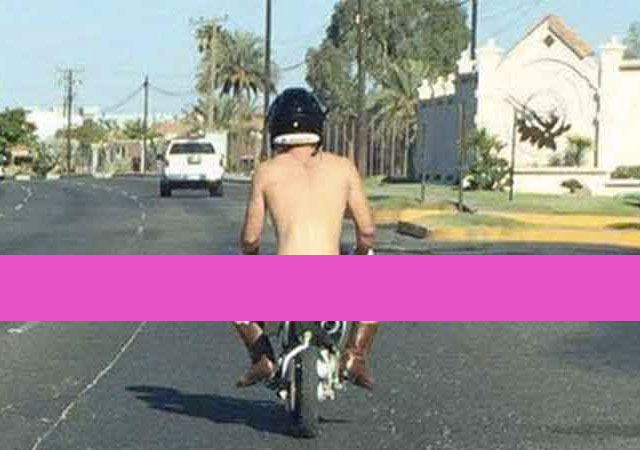 Un motorista desnudo se pasea por Mexico