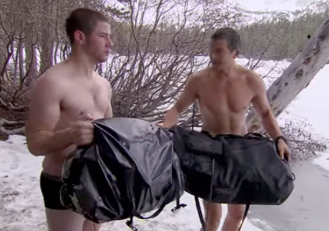 Nick Jonas y Bear Grylls, desnudos en un río helado