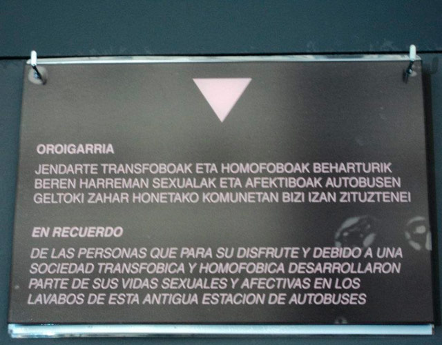 El Ayuntamiento de Iruña triunfa con su placa LGBT en unos lavabos públicos