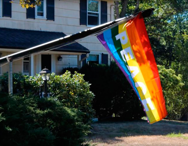 Rompen la bandera gay de una pareja y sus 40 vecinos la ponen en sus casas