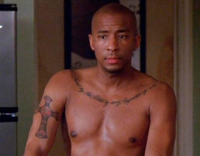 El actor Antwon Tanner desnudo y erecto