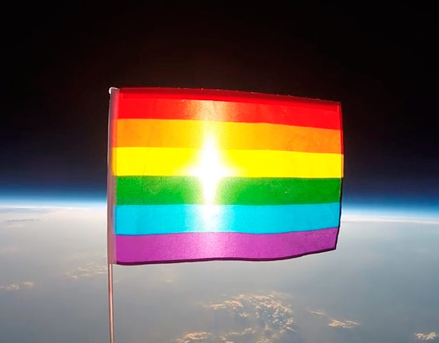 Bandera gay espacio