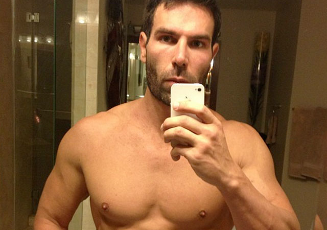 Se filtran las selfies del millonario Dan Bilzerian desnudo