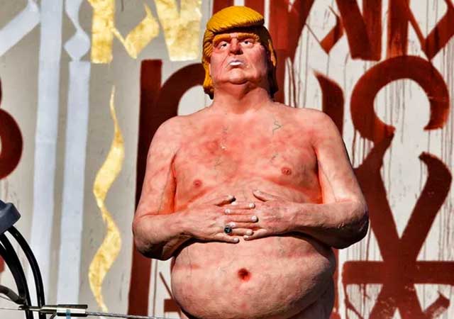 Aparece una estatua de Donald Trump desnudo