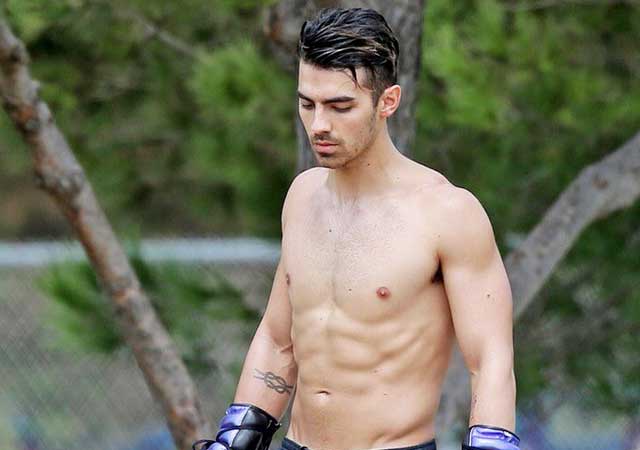 Joe Jonas sale a entrenar a la calle sin camiseta