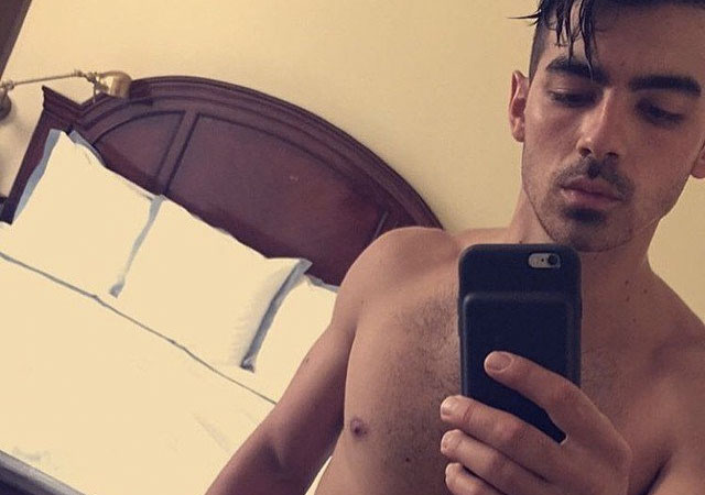 Joe Jonas sin ropa mientras presume de nuevo cuerpo