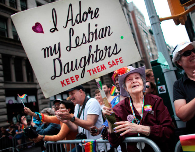 Una madre de 2 lesbianas lleva la misma pancarta al Orgullo durante 30 años