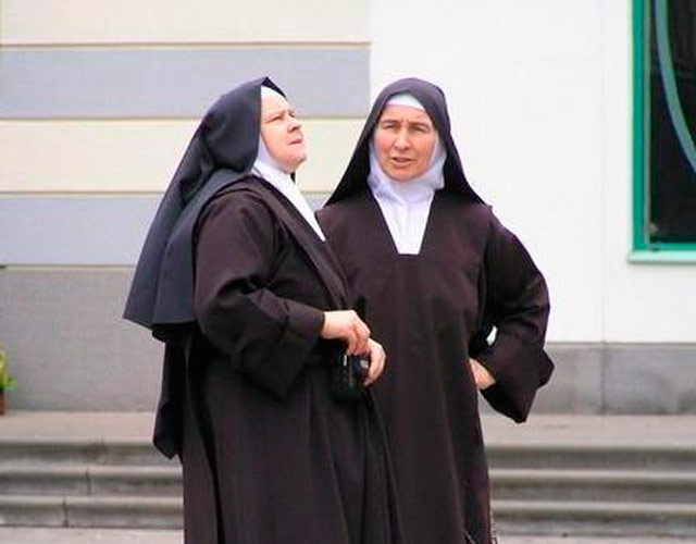 Dos monjas se casan tras dejar el convento