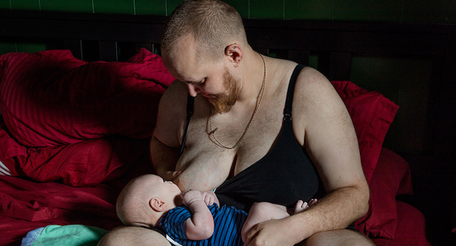 La emotiva foto de un padre transexual dando el pecho a su hijo