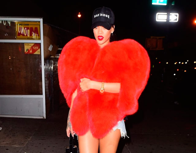 Rihanna triunfa con su abrigo corazón