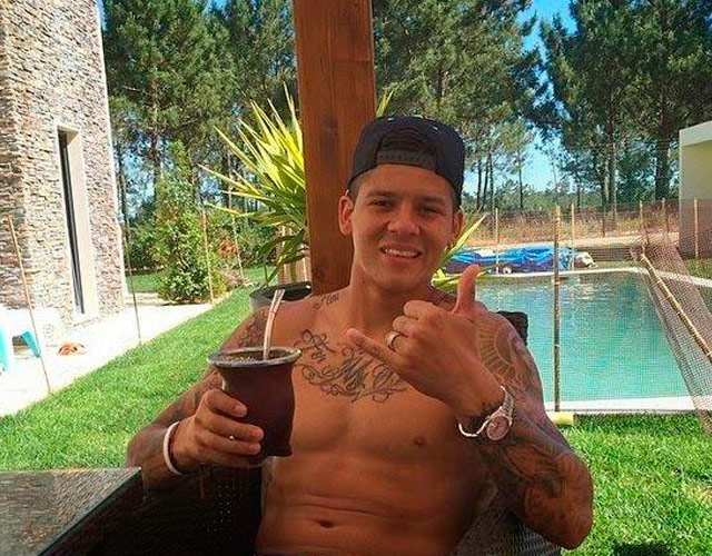 El futbolista Marcos Rojo desnudo integral en sus fotos filtradas