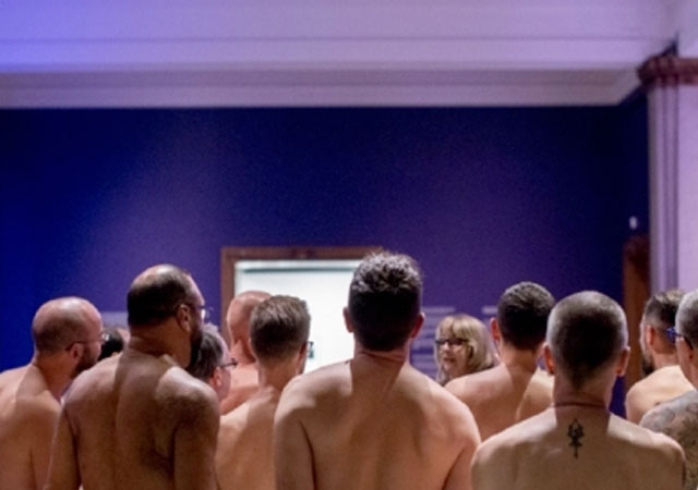 Un museo obliga a desnudarse a sus visitantes para ver arte homoerótico