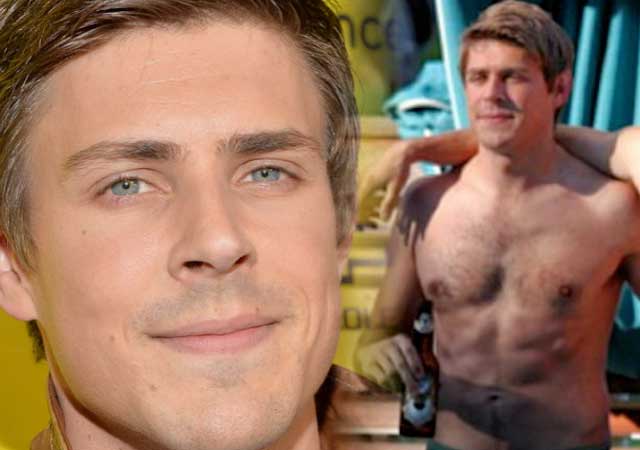 Chris Lowell desnudo en 'Graves'