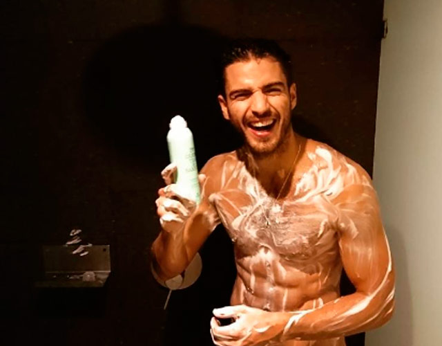 Maxi Iglesias desnudo y mojado en Instagram
