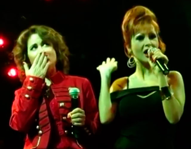 Yurena y Vicky Larraz cantan juntas 'Sola' de Olé Olé