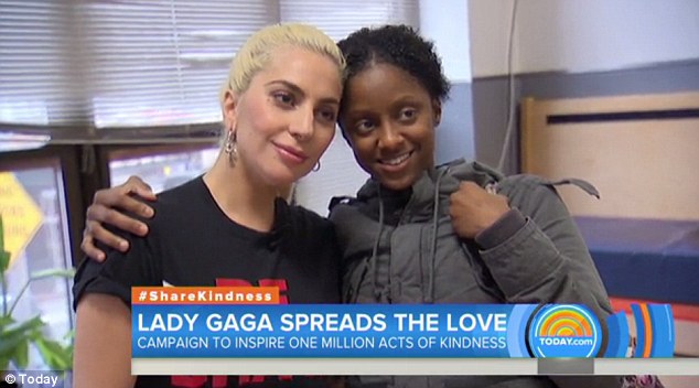 Lady Gaga presume de comprar regalos para los jóvenes LGBT
