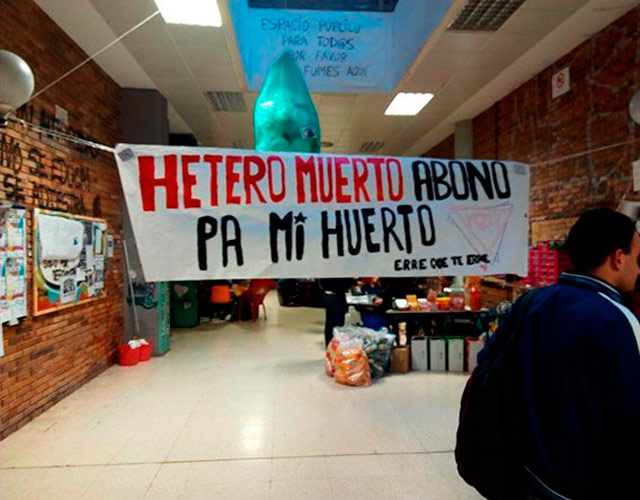 Polémica por una pancarta "heterofóbica" en la Universidad Complutense de Madrid