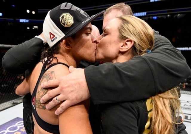 El beso lésbico más romántico de la UFC