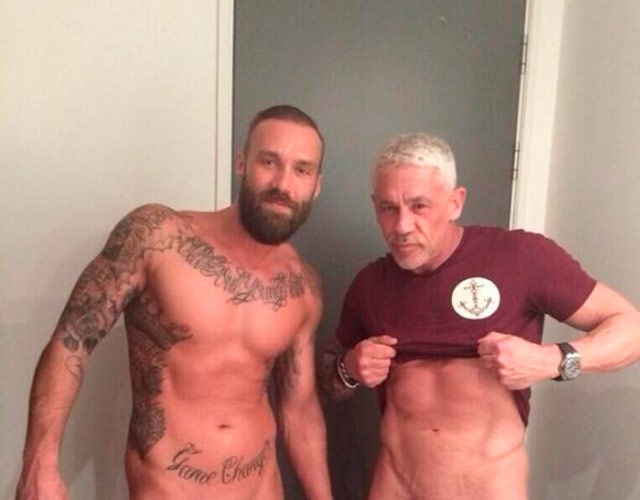 Calum Best desnudo, erecto y masturbándose con otro hombre