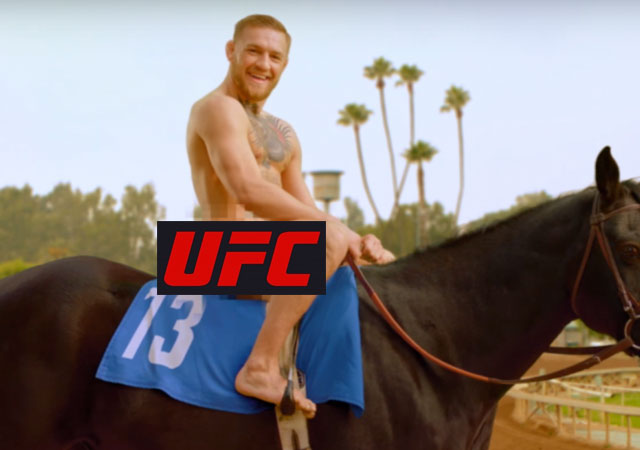 El luchador de UFC Conor McGregor desnudo encima de un caballo