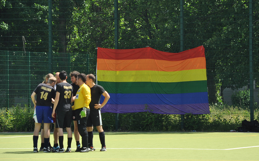 Proponen que los futbolistas gays salgan del armario en grupo