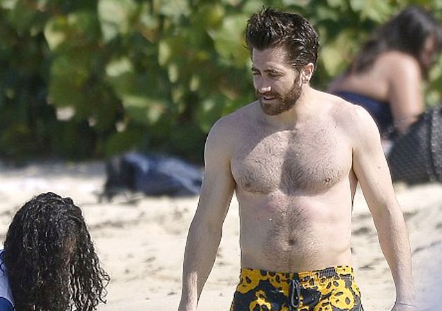 Jake Gyllenhaal desnudo (o casi) en la playa