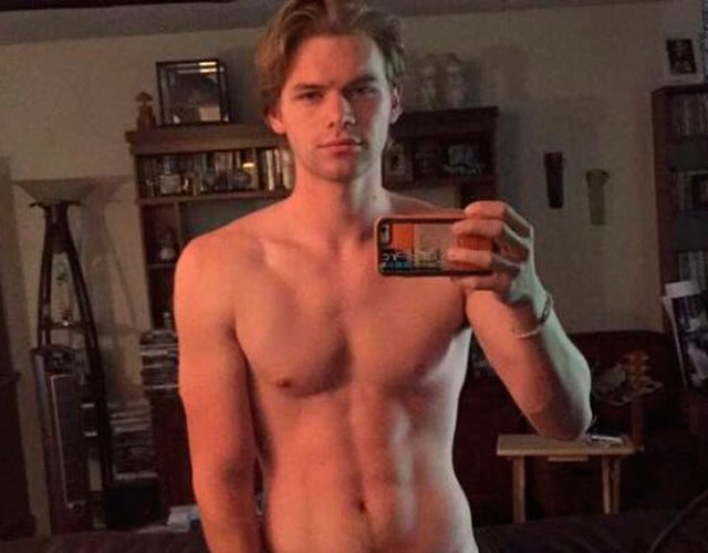 El actor Kenton Duty desnudo masturbándose