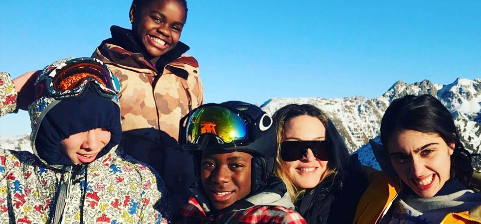 Madonna celebra el año nuevo con sus cuatro hijos en la montaña