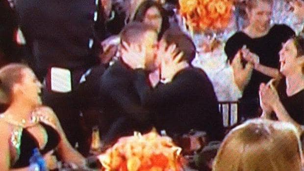 El beso gay de los Globos de Oro entre Ryan Reynolds y Andrew Garfield