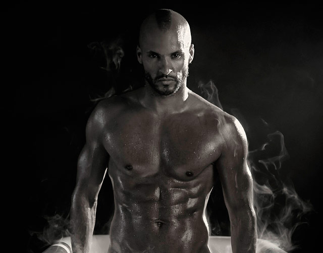 El actor Ricky Whittle desnudo masturbándose