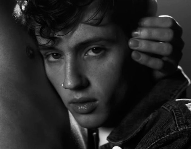 Troye Sivan repasa la historia LGBT en el vídeo de 'Heaven'