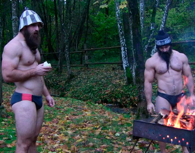 Vikingos desnudos haciendo crossfit en un impresionante vídeo