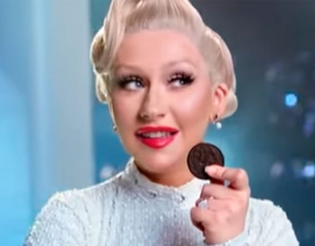 El extraño anuncio de Christina Aguilera para Oreo en Indonesia