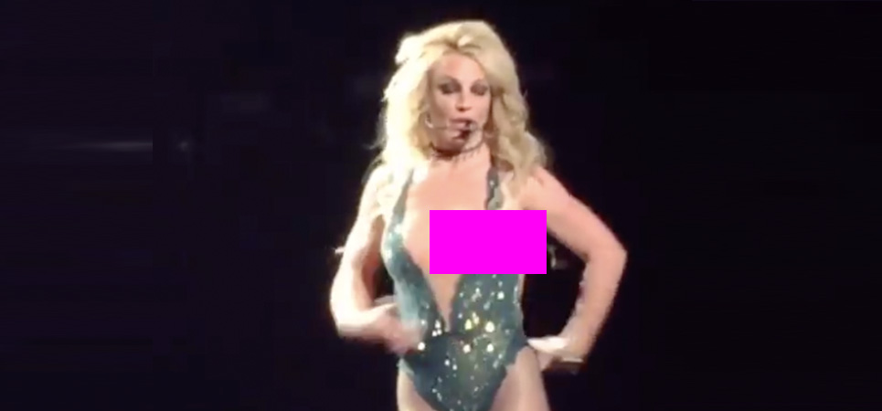 Britney Spears enseña un pecho el mismo día que se filtra una nueva canción