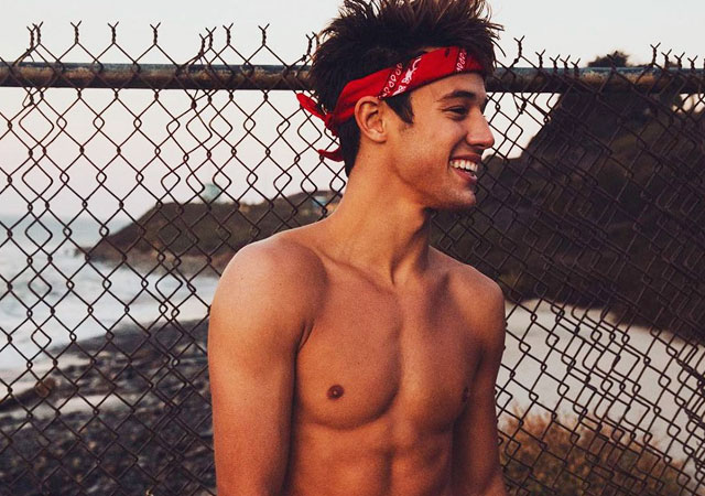 Cameron Dallas desnudo en su nueva serie de Netflix