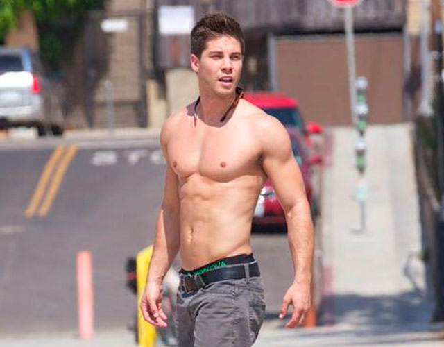 El actor Dean Geyer desnudo masturbándose