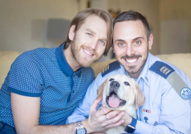 La Fuerza Aérea de Israel usa a una pareja gay como ejemplo de familia