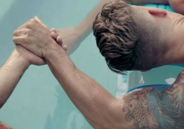Un anuncio anima a las parejas gays a cogerse de la mano